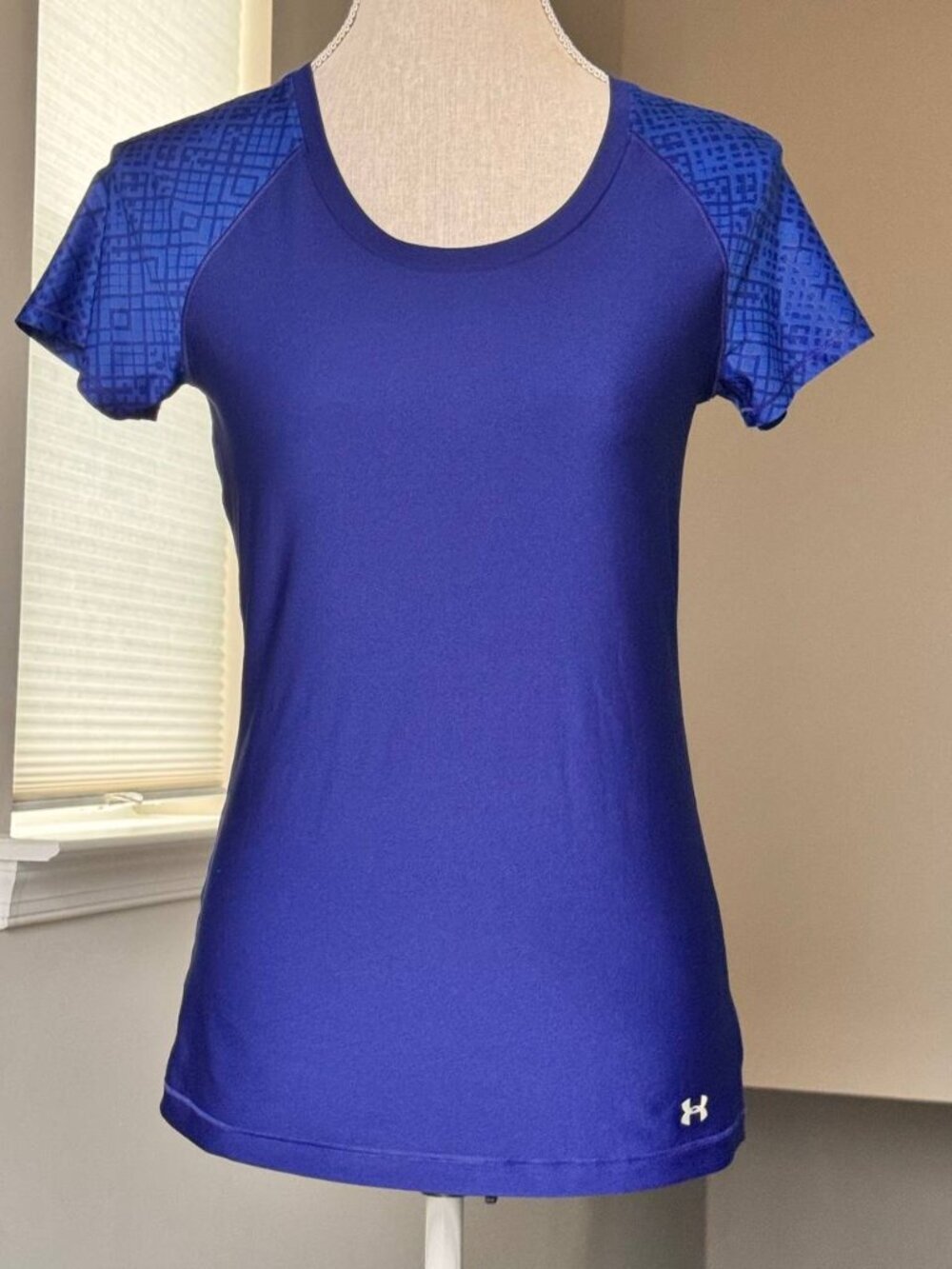 Under Armour Women’s T-shirt in Royal Blue - Size XS.